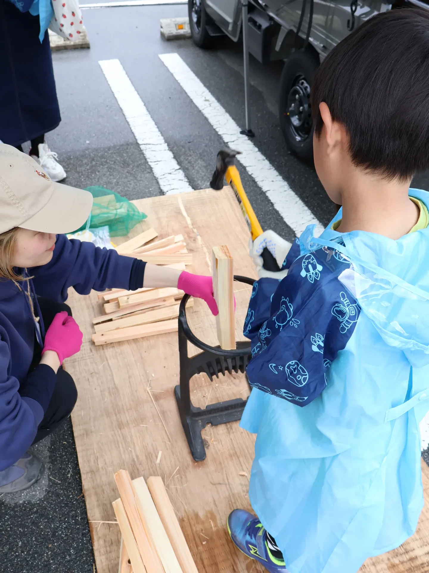木育で焦し作りを体験する子ども
