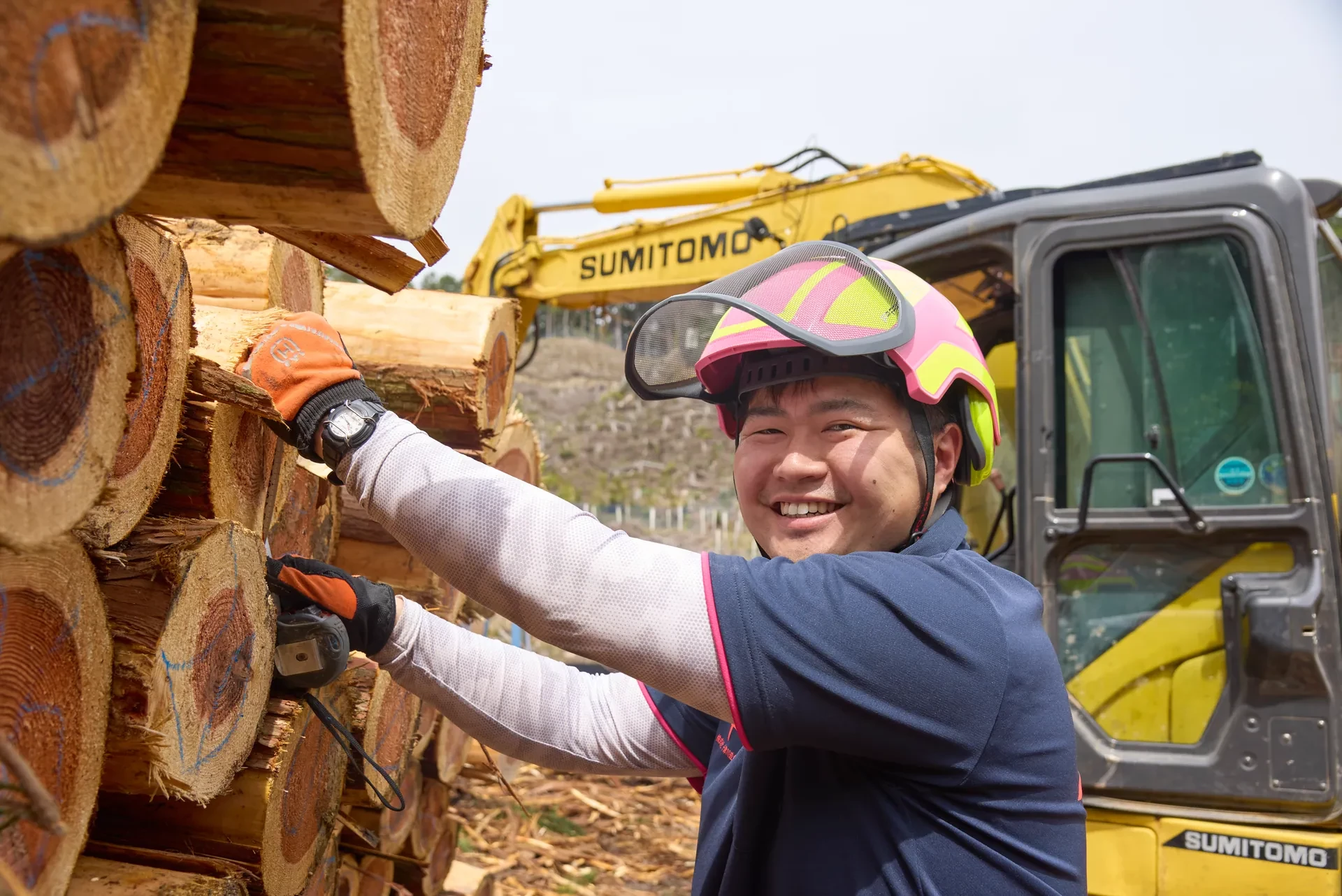 土場で原木を確かめるスタッフ
