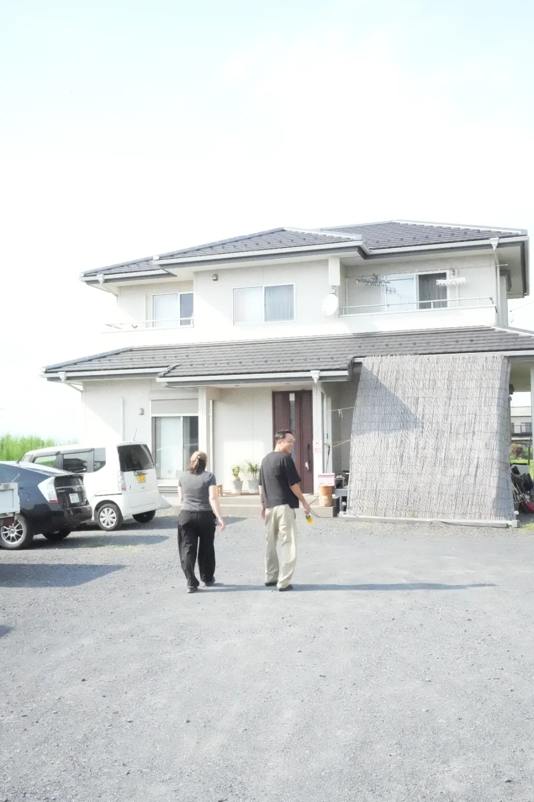 事務所の雰囲気ショット（後ろ姿・顔出しなし）