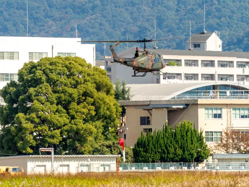 基地上空を飛行する自衛隊のヘリコプター