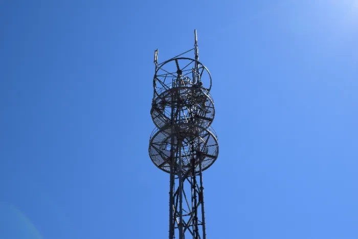 青空にそびえる携帯電話の基地局鉄塔