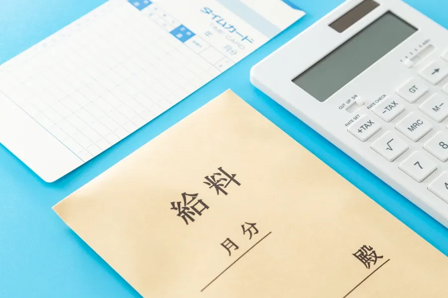 給料明細とタイムカード、電卓