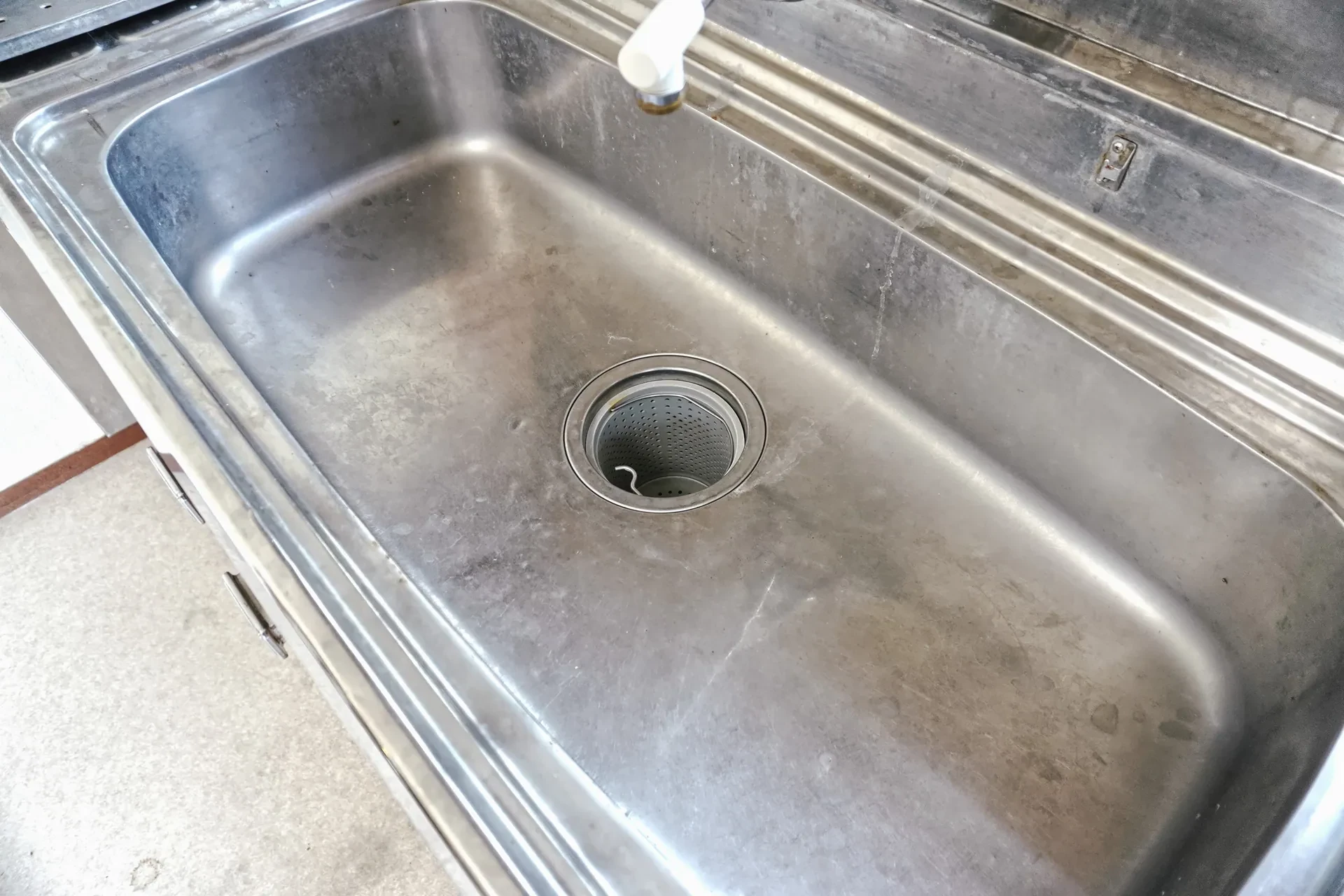 清掃前の汚れたステンレスシンク
