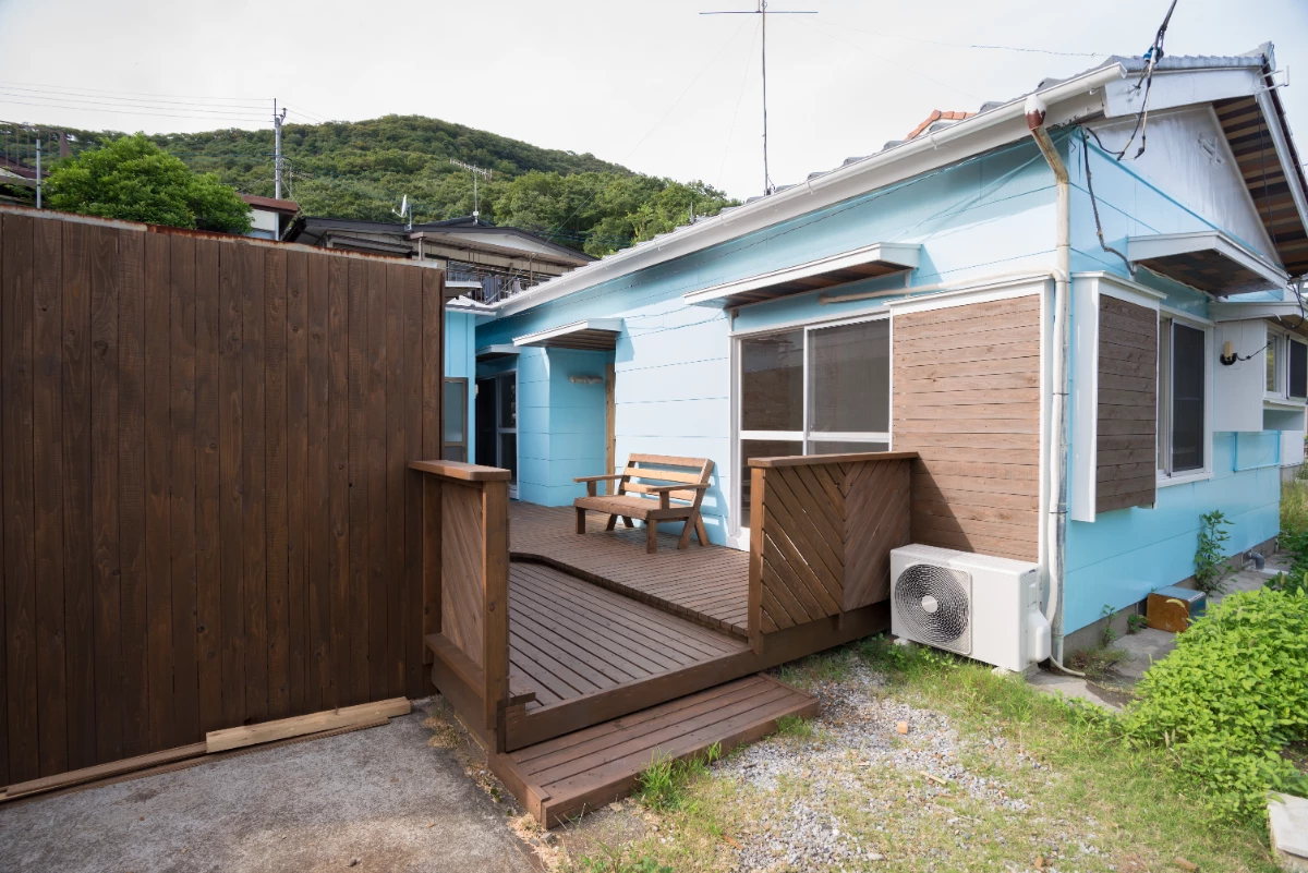 ウッドデッキと木塀を整えた建物まわり（施工後）