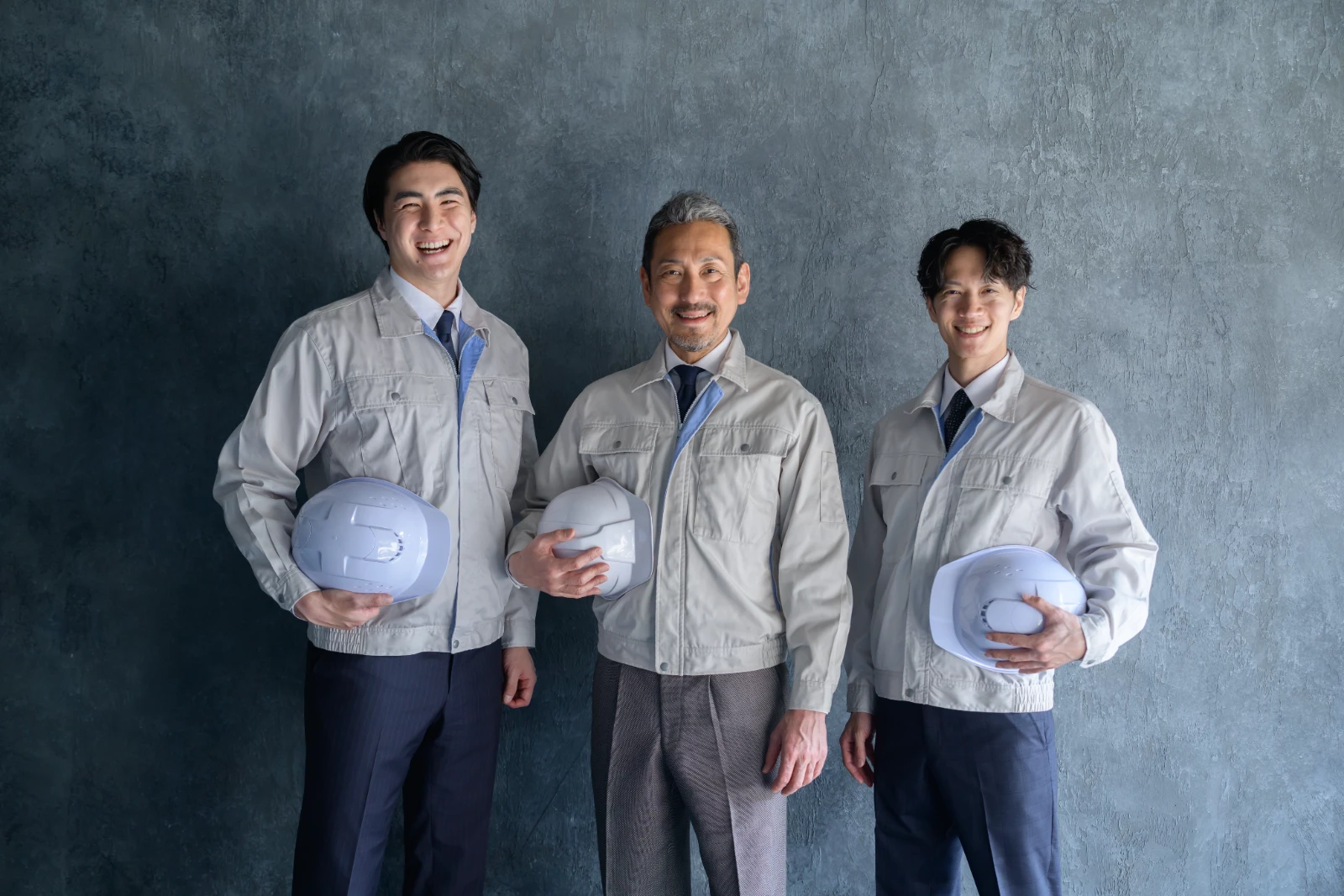 ヘルメットを持つエムズサービスのスタッフ3名