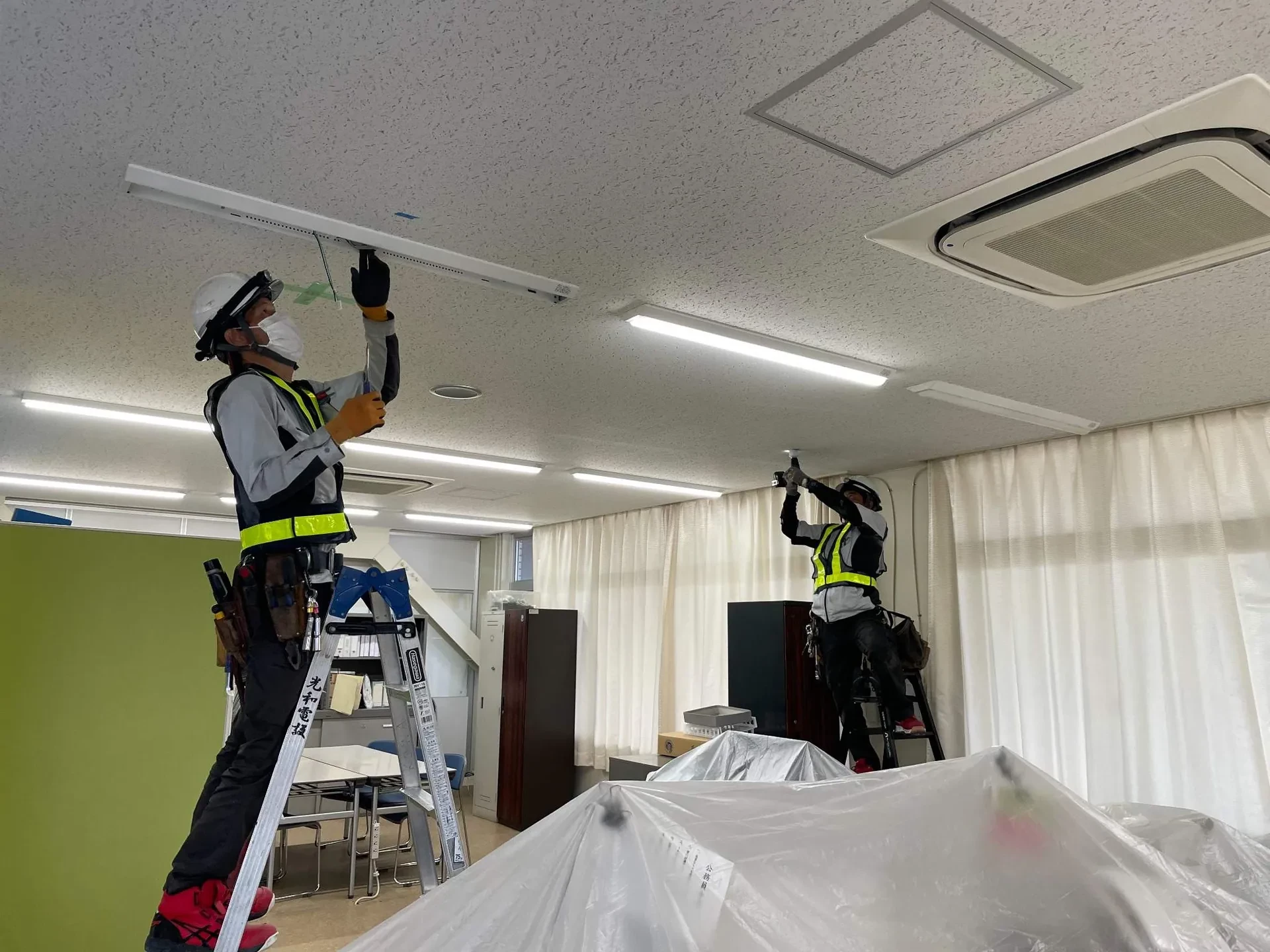 背景：現場の写真（任意）