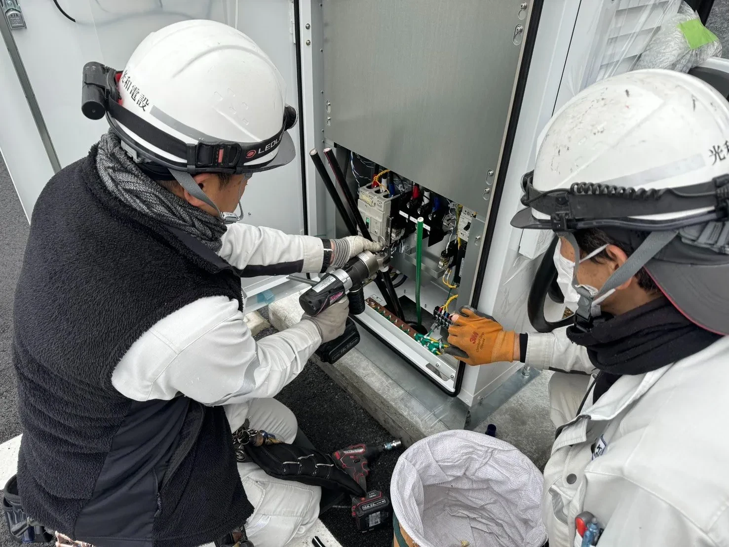 現場で作業する光和電設のスタッフ