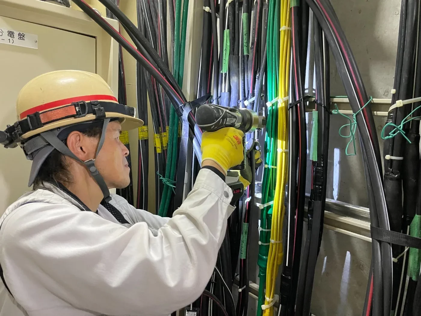 分電盤の配線作業