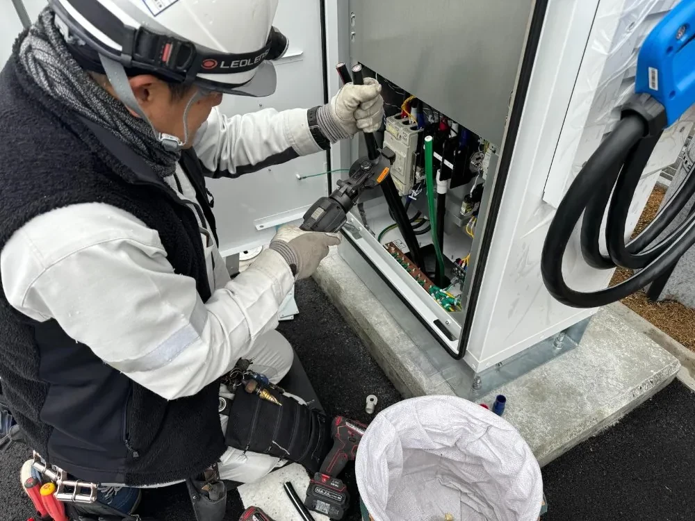 充電設備の配線作業