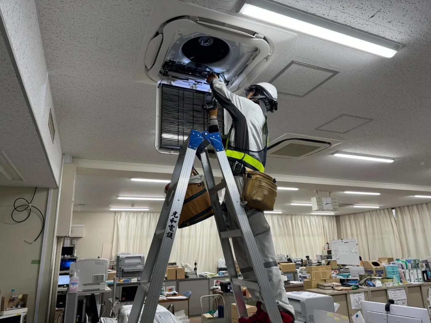 天井カセットエアコンの施工作業