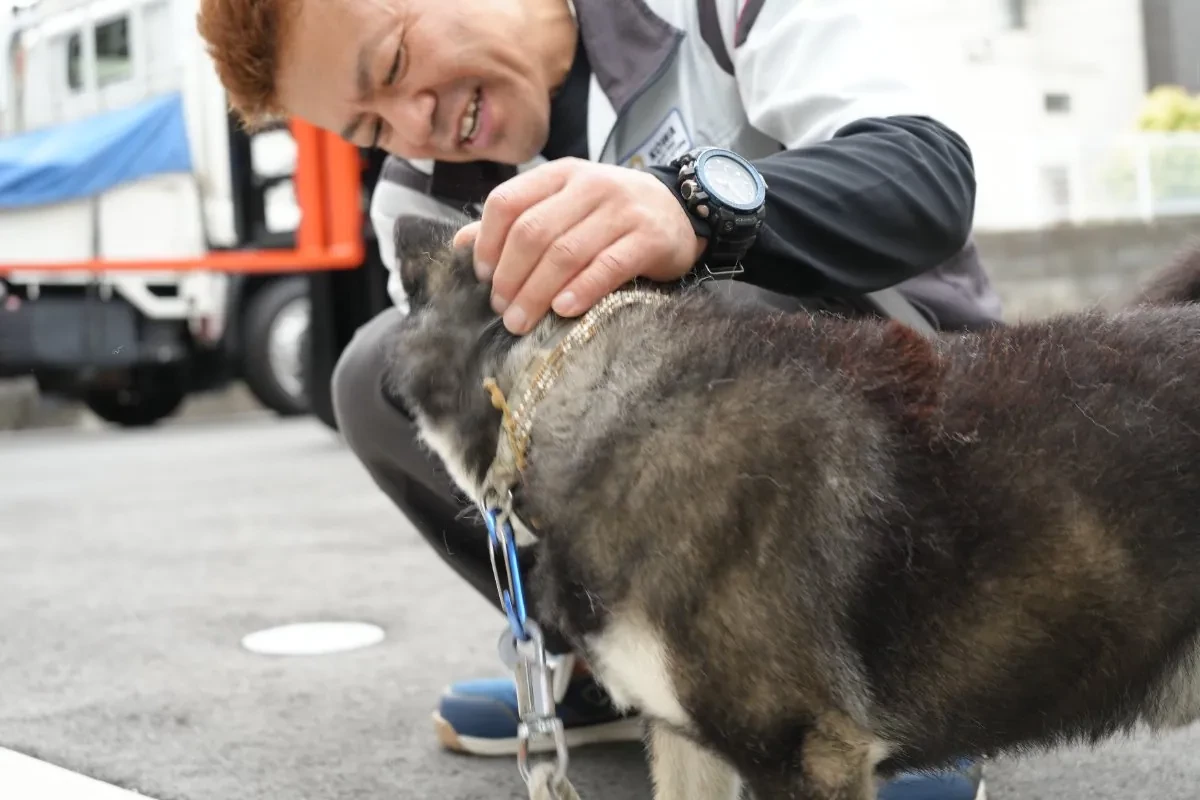 現場で愛犬とふれあうS.Mさん