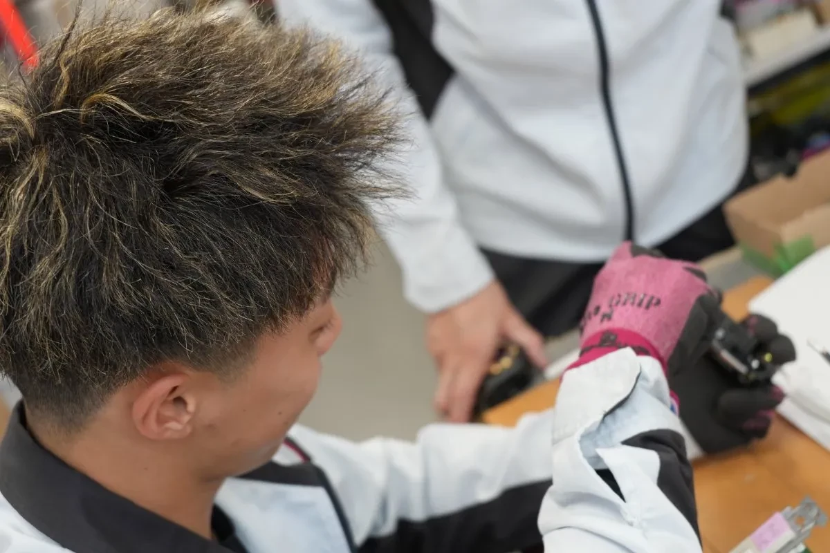先輩に教わりながら作業するT.Kさん