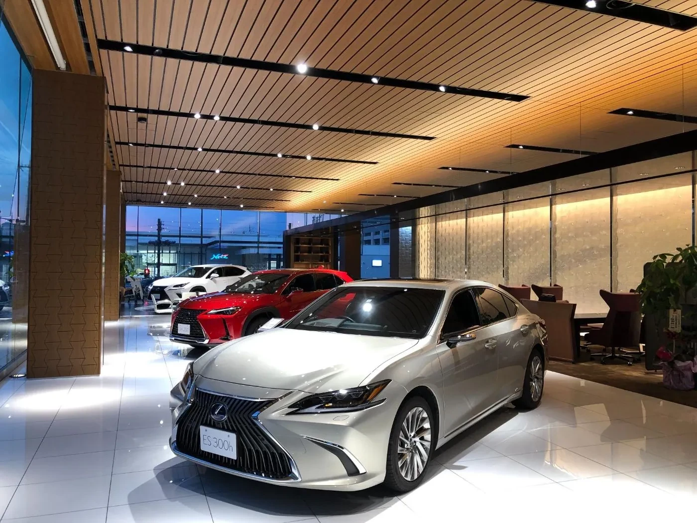 自動車販売店のショールーム照明