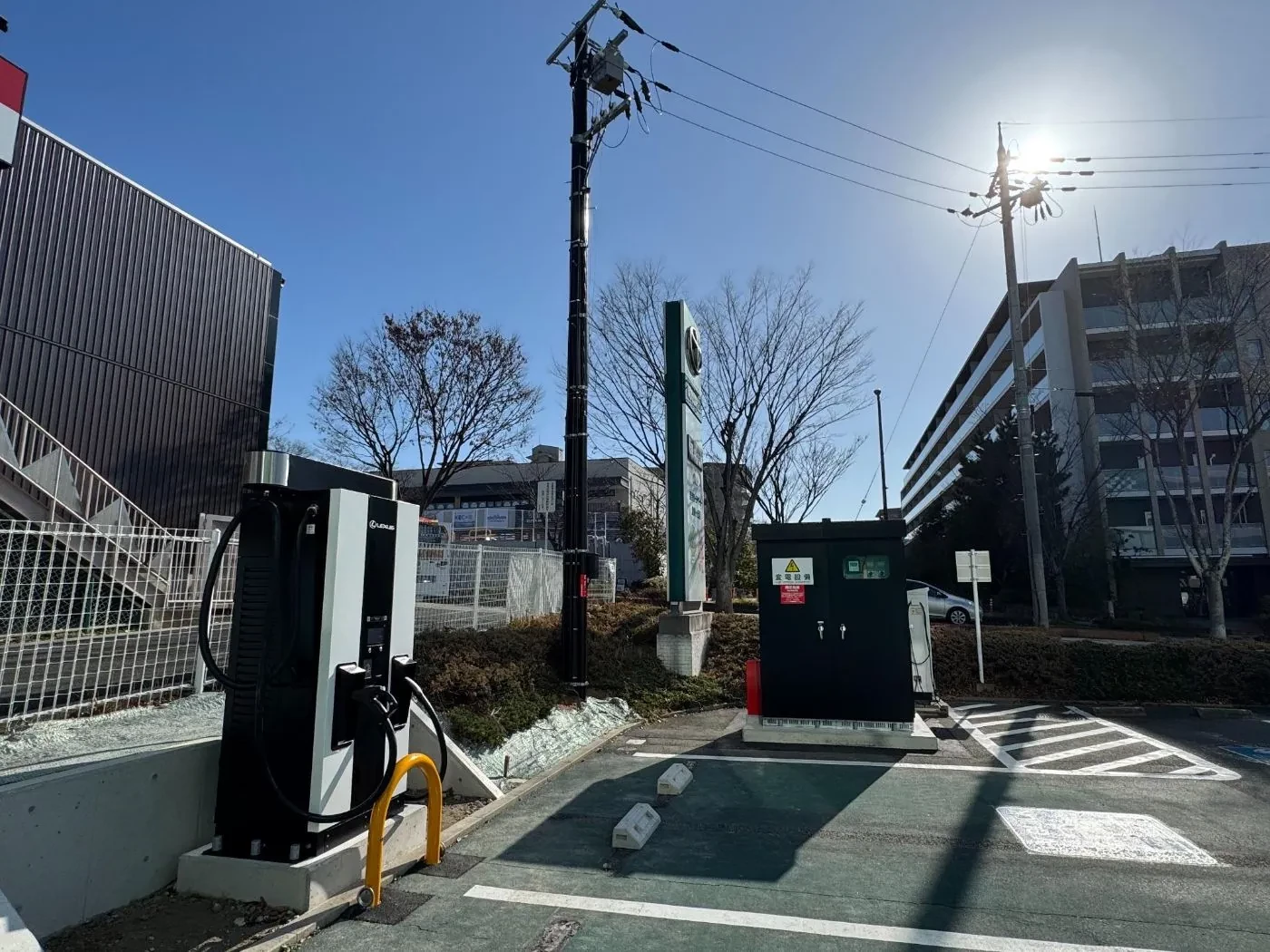 設置したEV急速充電器と変電設備