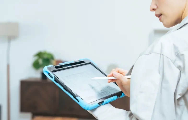 iPadで図面を確認する様子