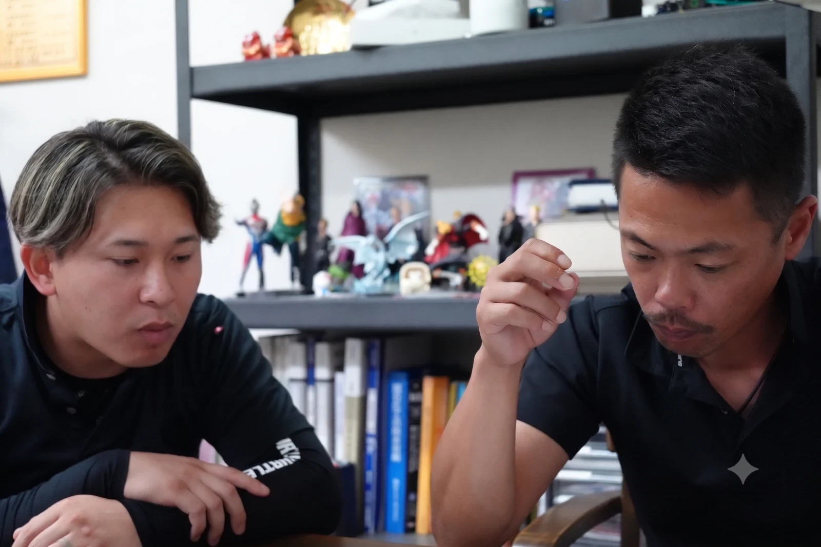 先輩と若手が話しながら作業