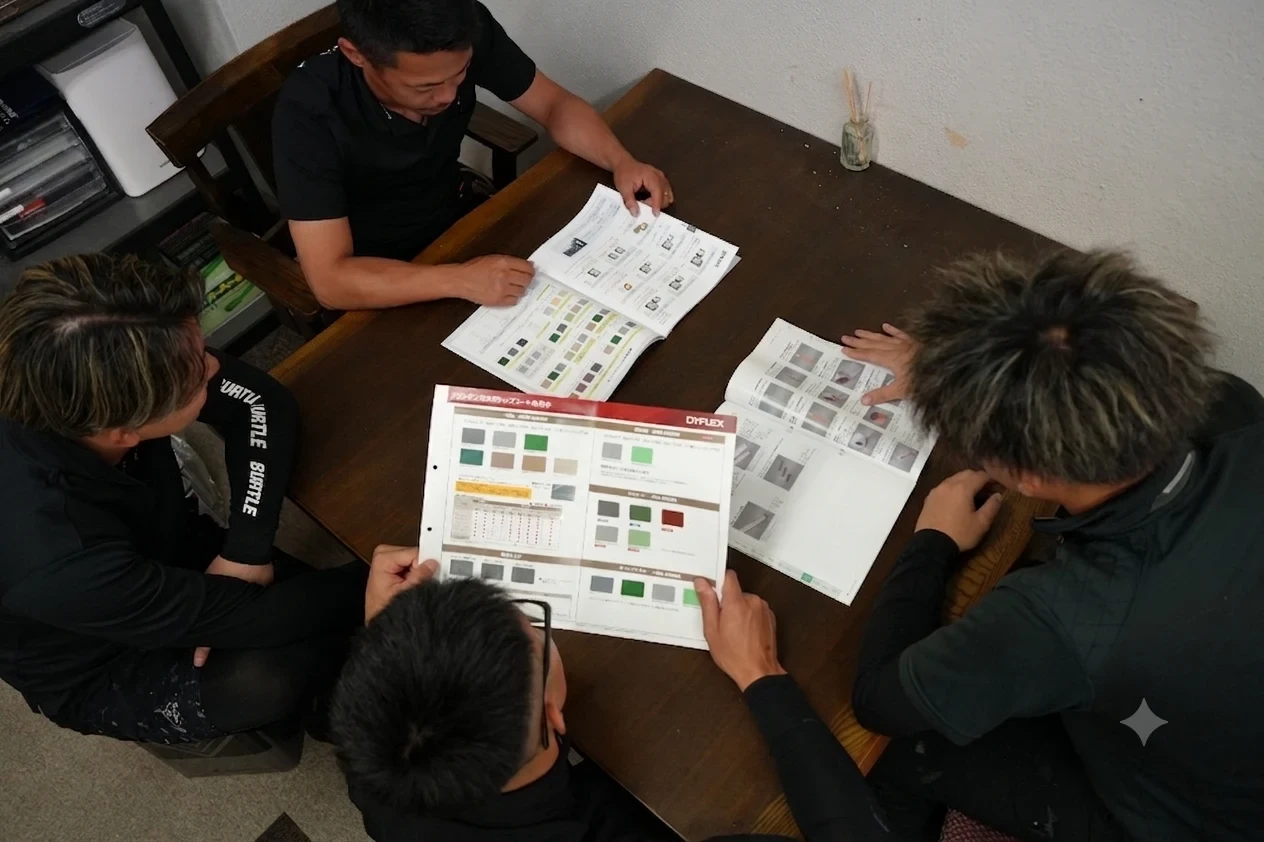 先輩が若手に教える様子