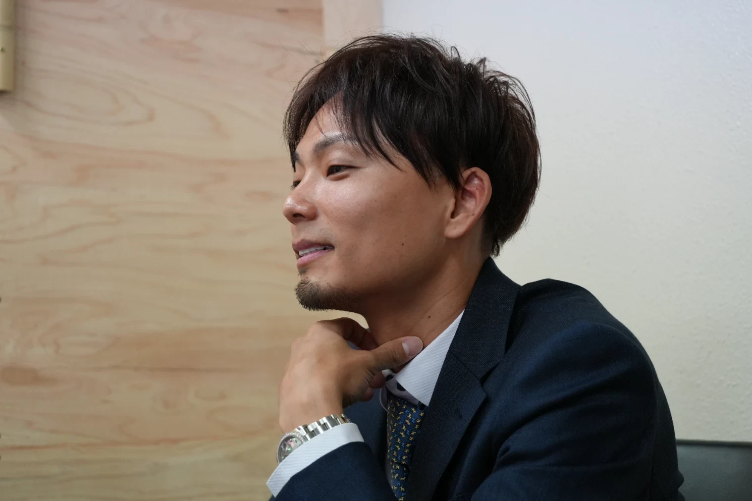代表(ジャケット着用/デスクまたは立ち姿)