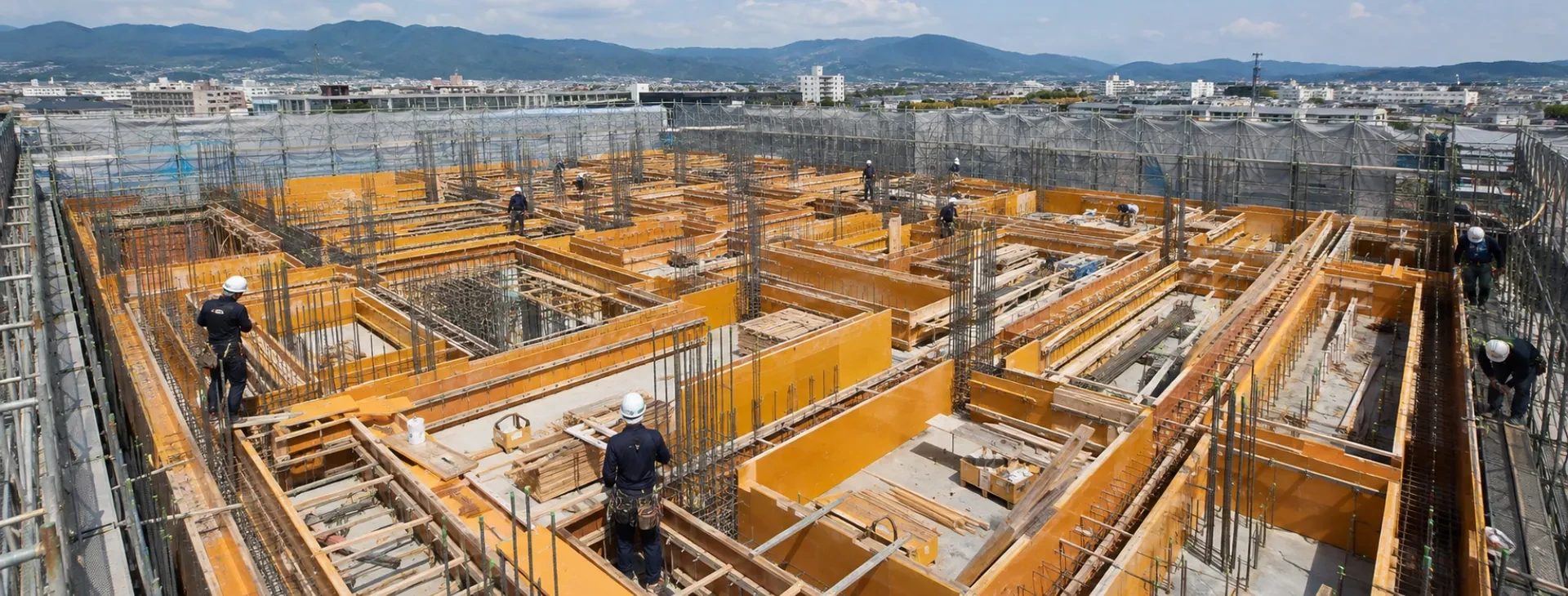 型枠工事の現場で作業するスタッフ