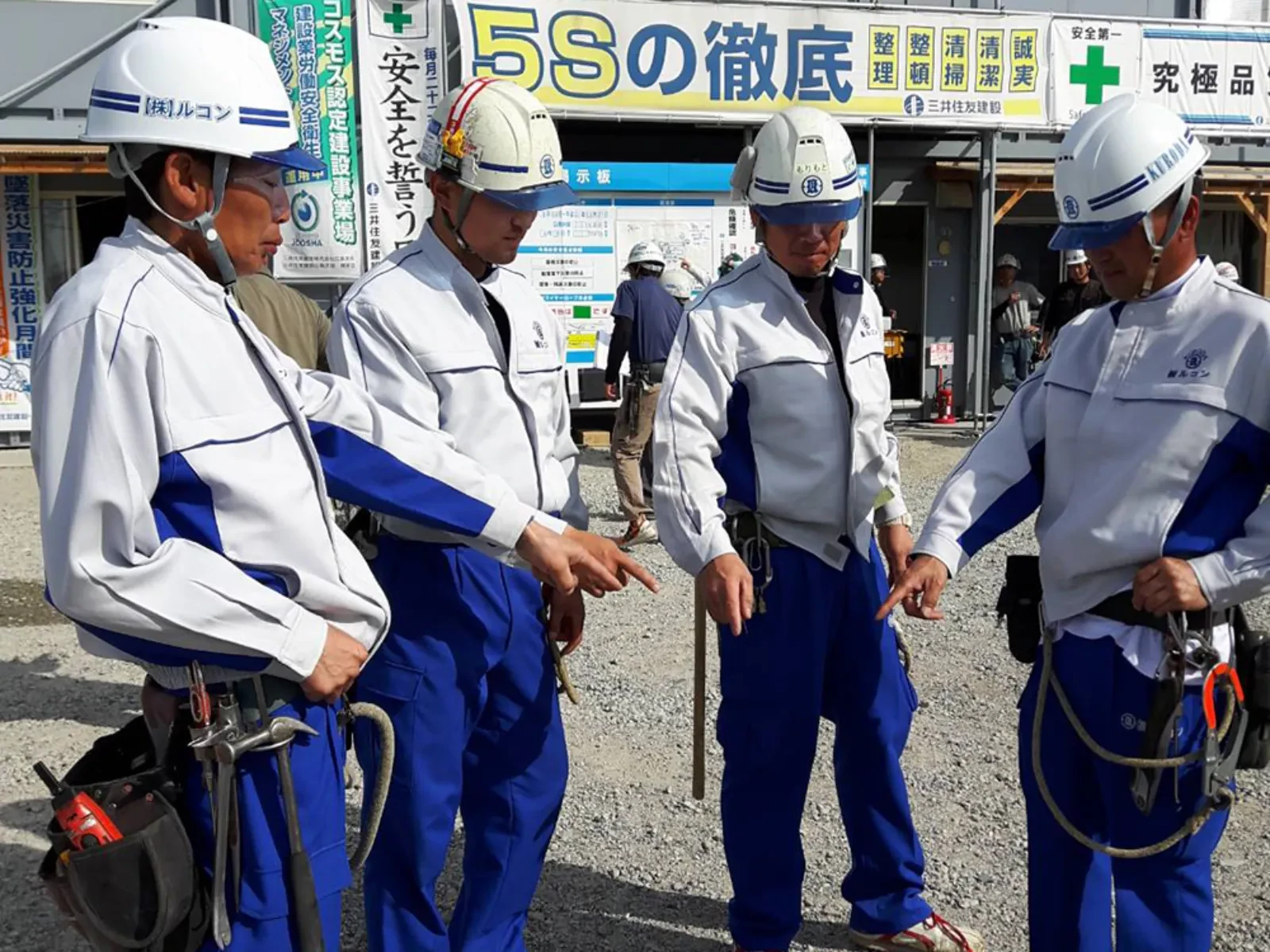 現場で打ち合わせをするスタッフ