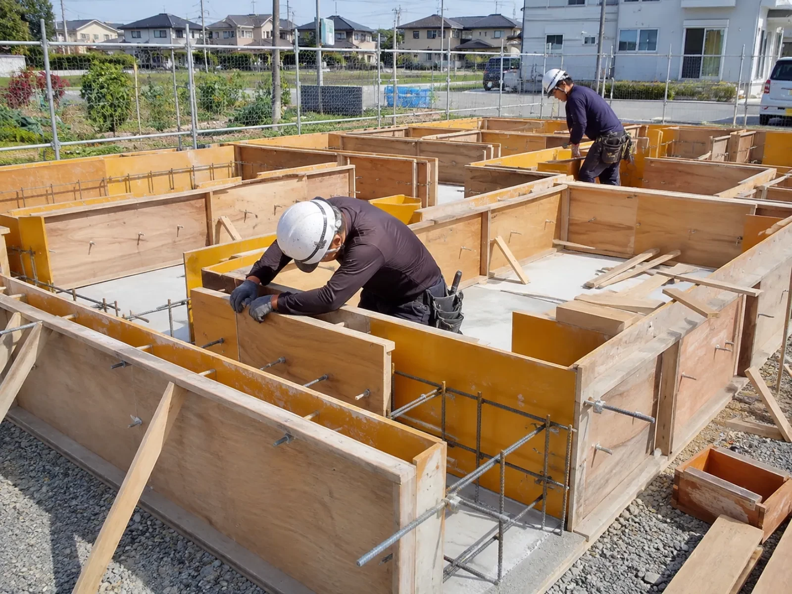 基礎の型枠を組み立てる職人