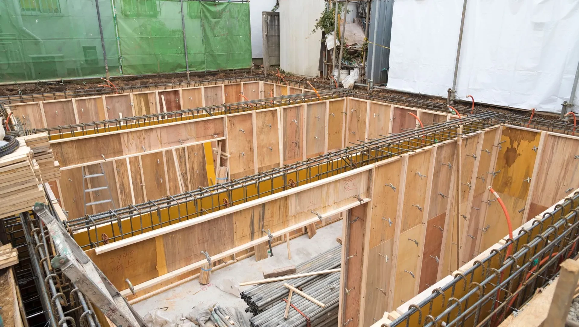 型枠を建て込んだ基礎工事の現場