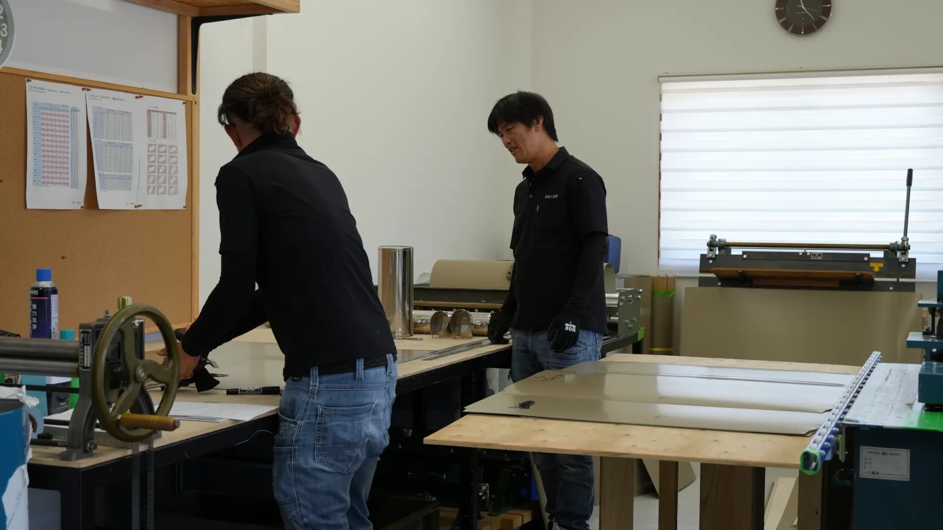 先輩が未経験のスタッフに作業を教える様子