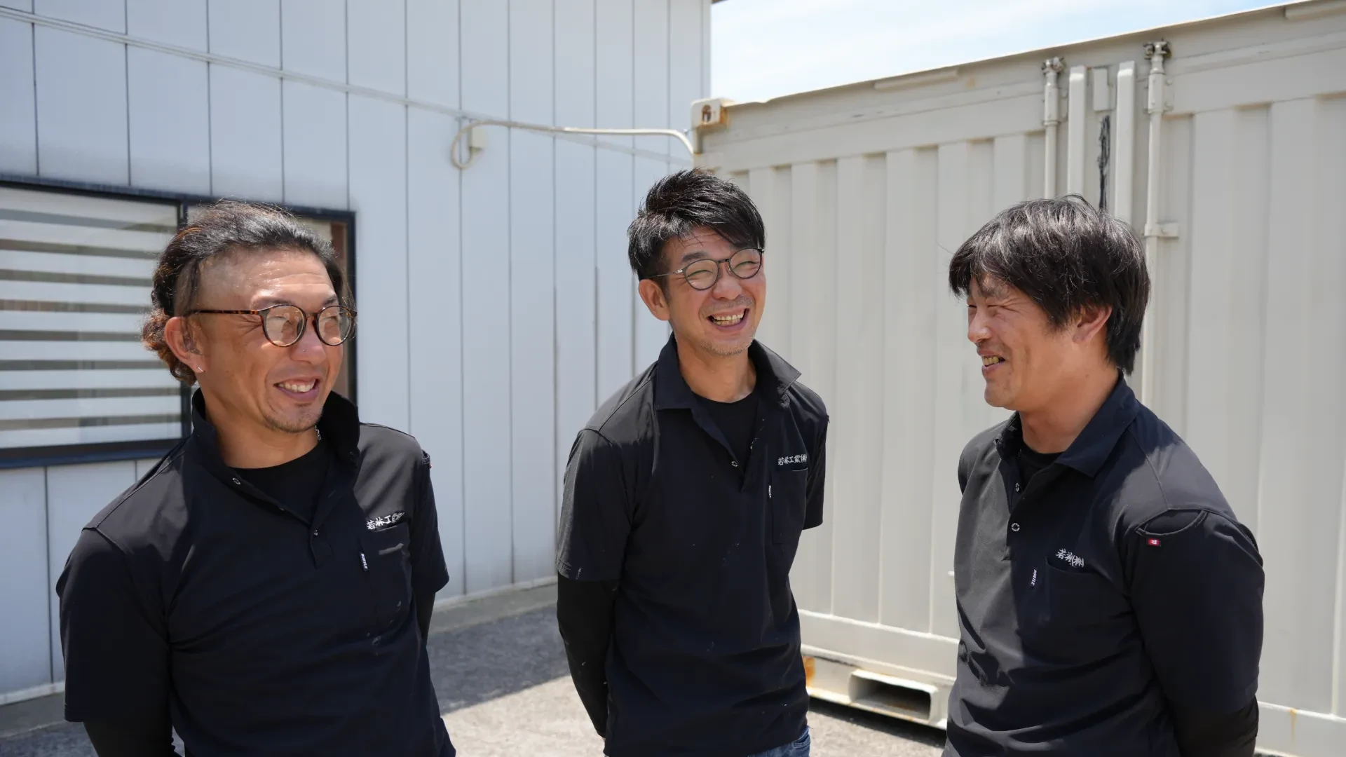 若林工業のスタッフ（先輩と作業）