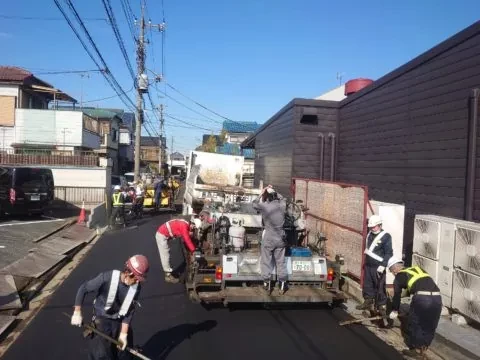 先輩と新人が一緒に作業する様子