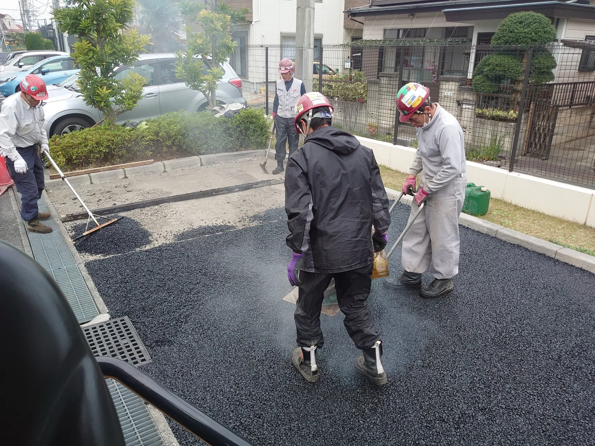 先輩が新人に教える現場