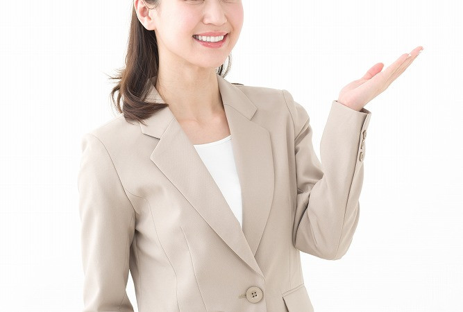 ベージュスーツの女性