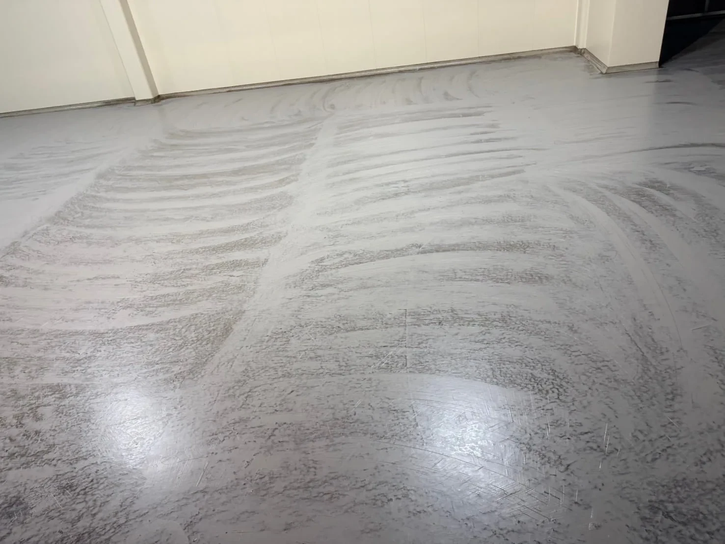 研磨したコンクリート床の刷毛目