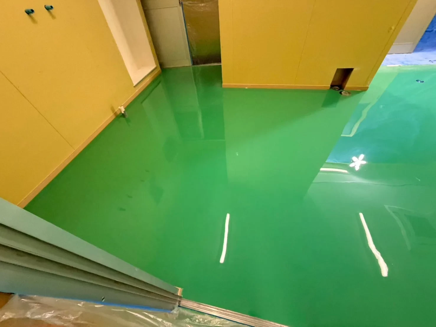 塗り替えが終わった緑色の光沢床