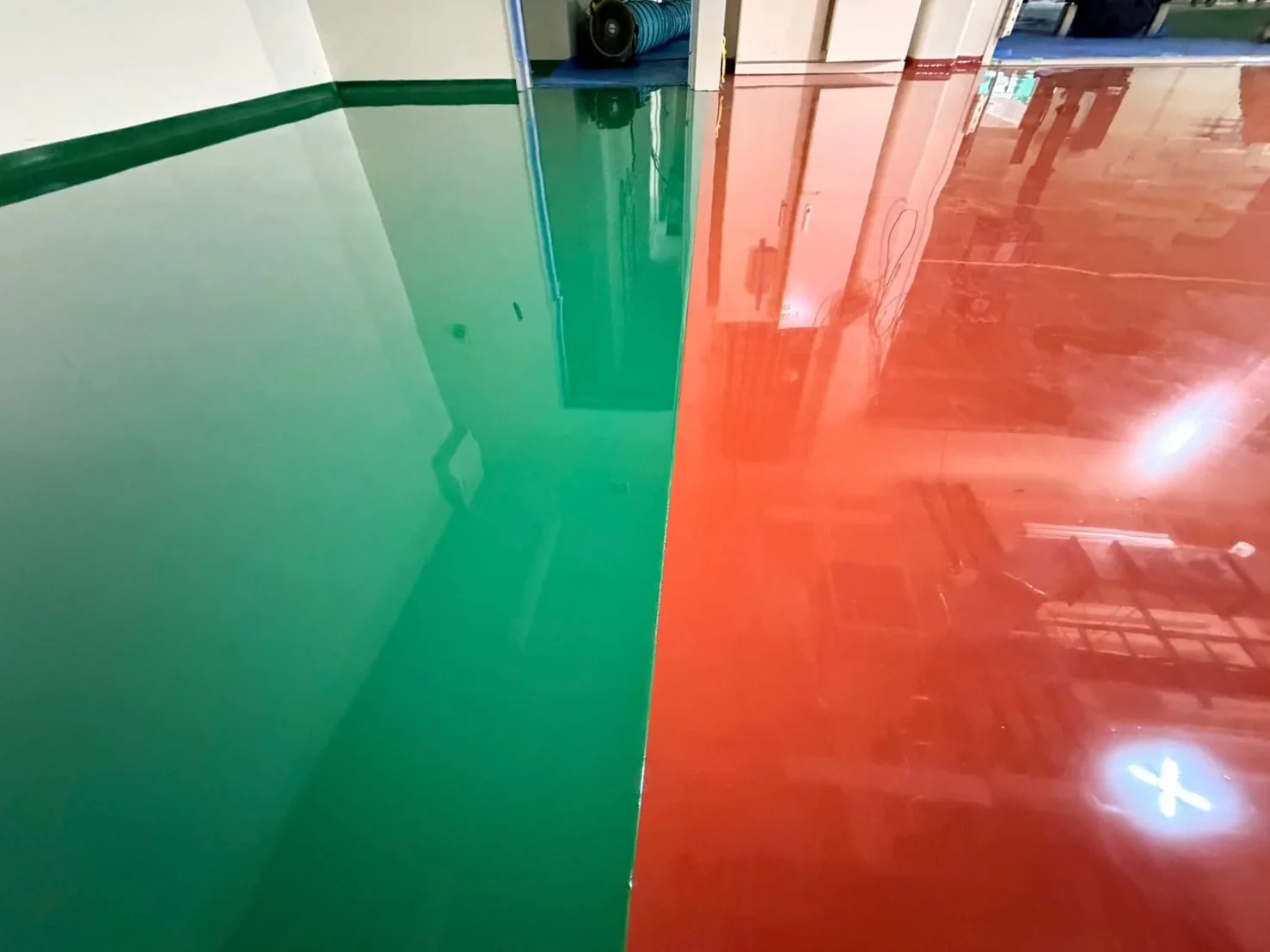 緑と赤に塗り分けた床の仕上がり