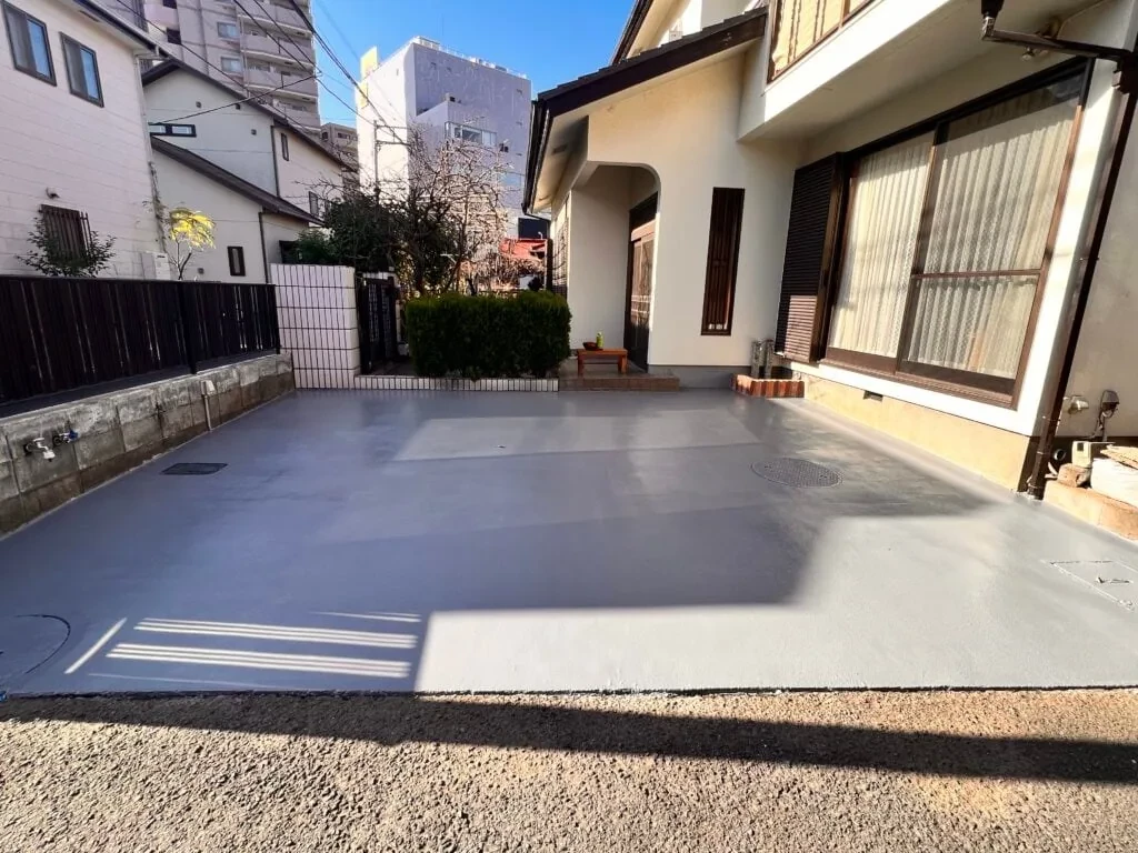 住宅の駐車場をスプレーコンクリートで美観再生した施工例