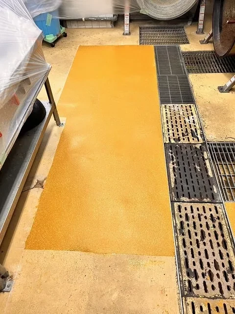 黄色く塗り替えた通路の床