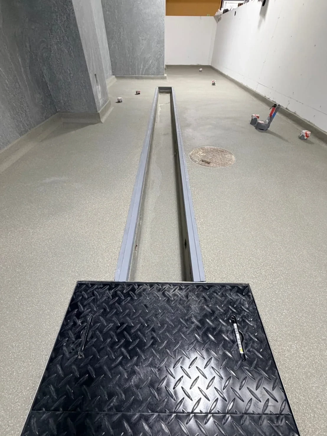粒入りの塗床で仕上げた通路