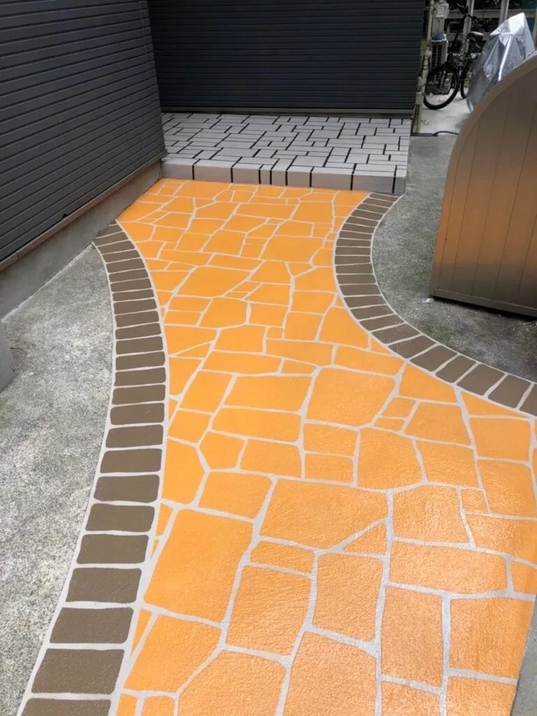 石畳模様に仕上げたスプレーコンクリート