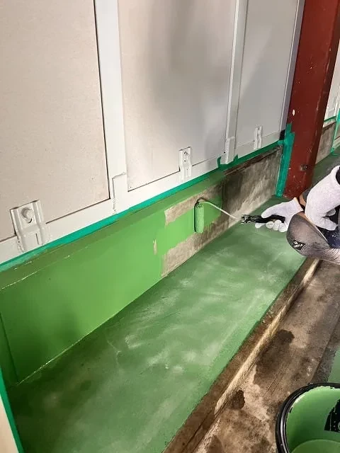 専用のスプレーで吹き付ける職人