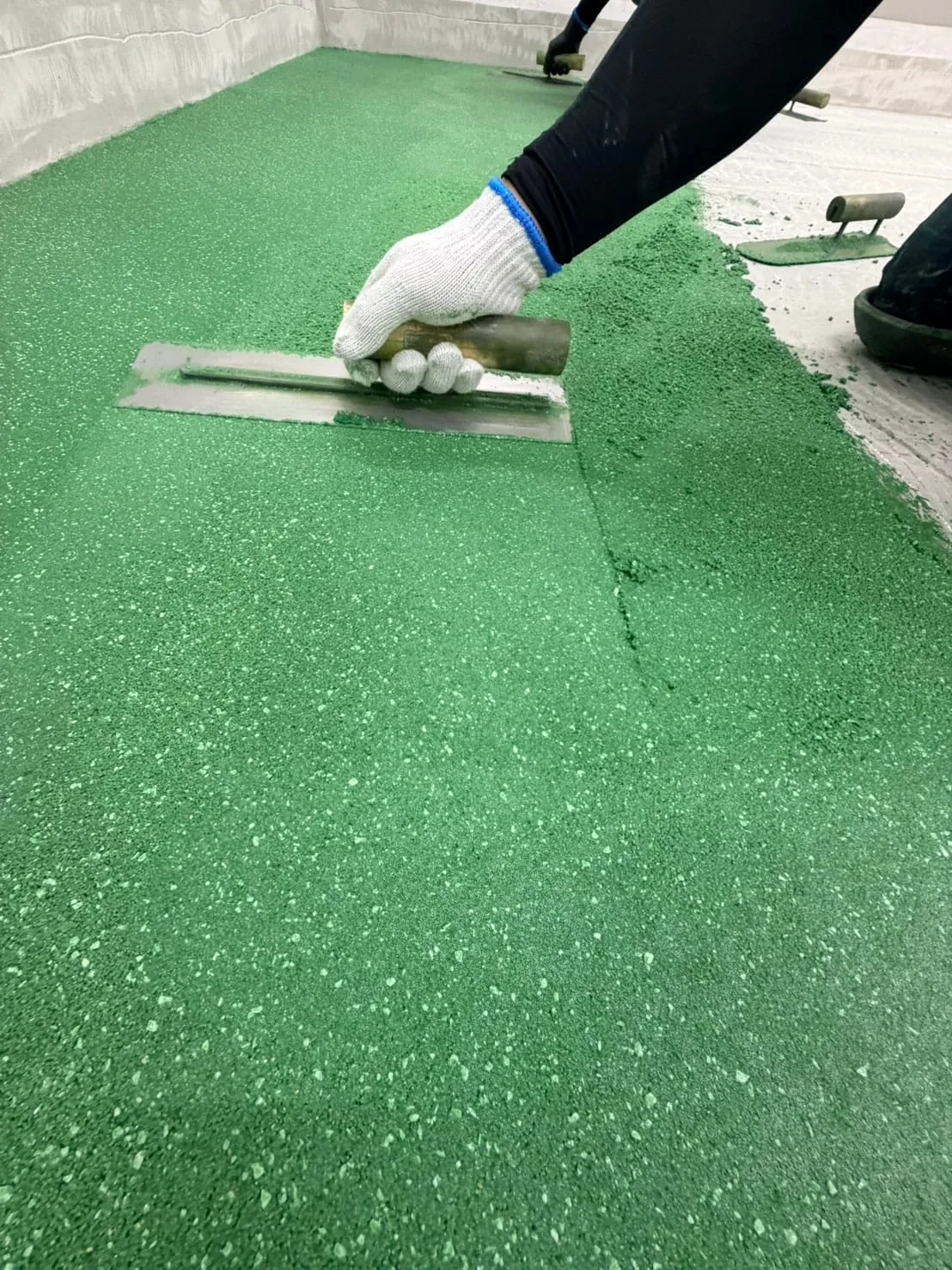 施工に使うコテと塗床材