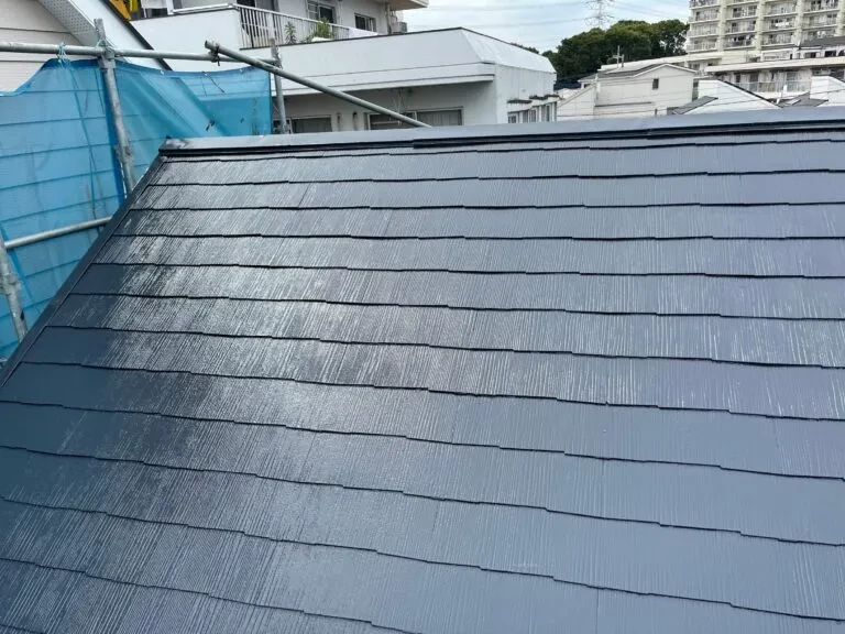 塗装後の屋根。落ち着いたグレーに塗り替えた仕上がり
