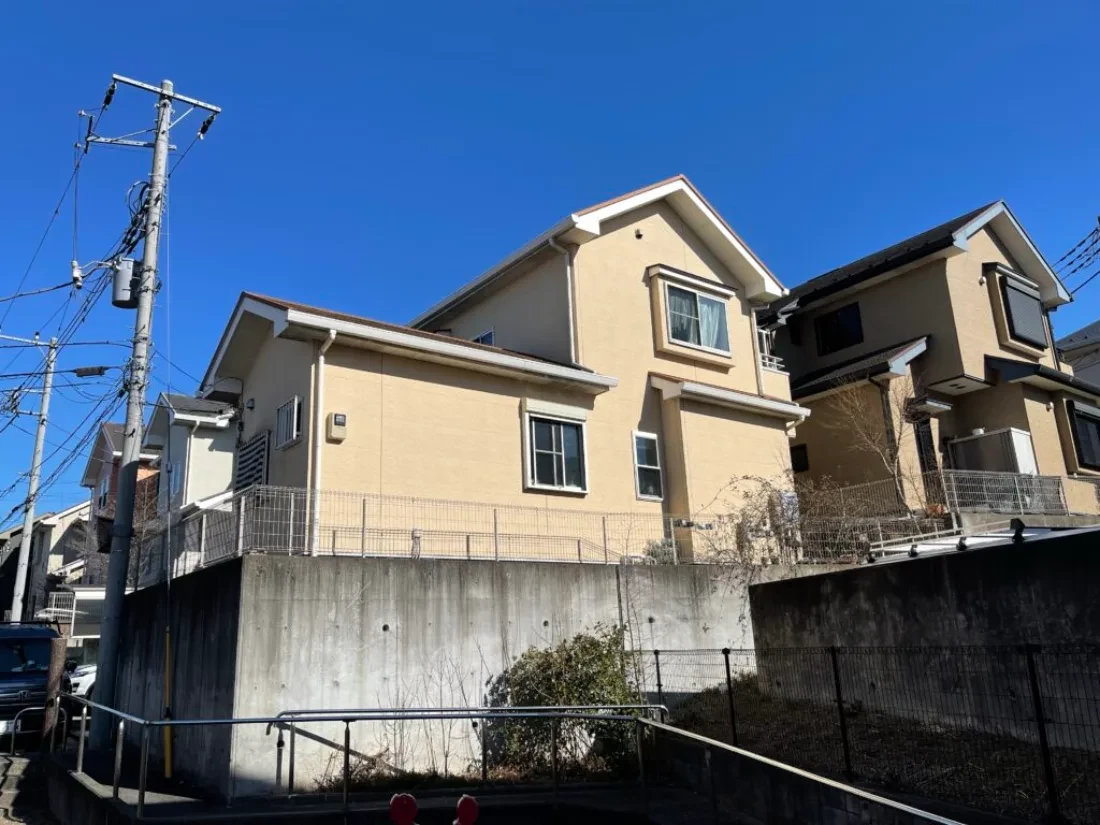 住宅地での足場設置・近隣配慮の様子