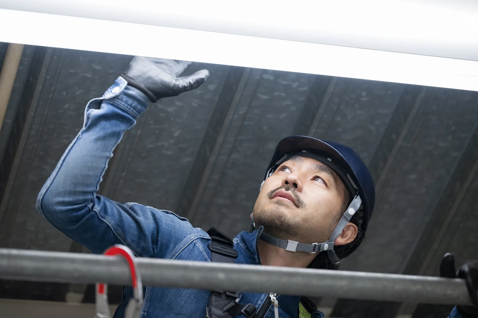 現場で働くスタッフの写真（大きめ・縦〜正方形）