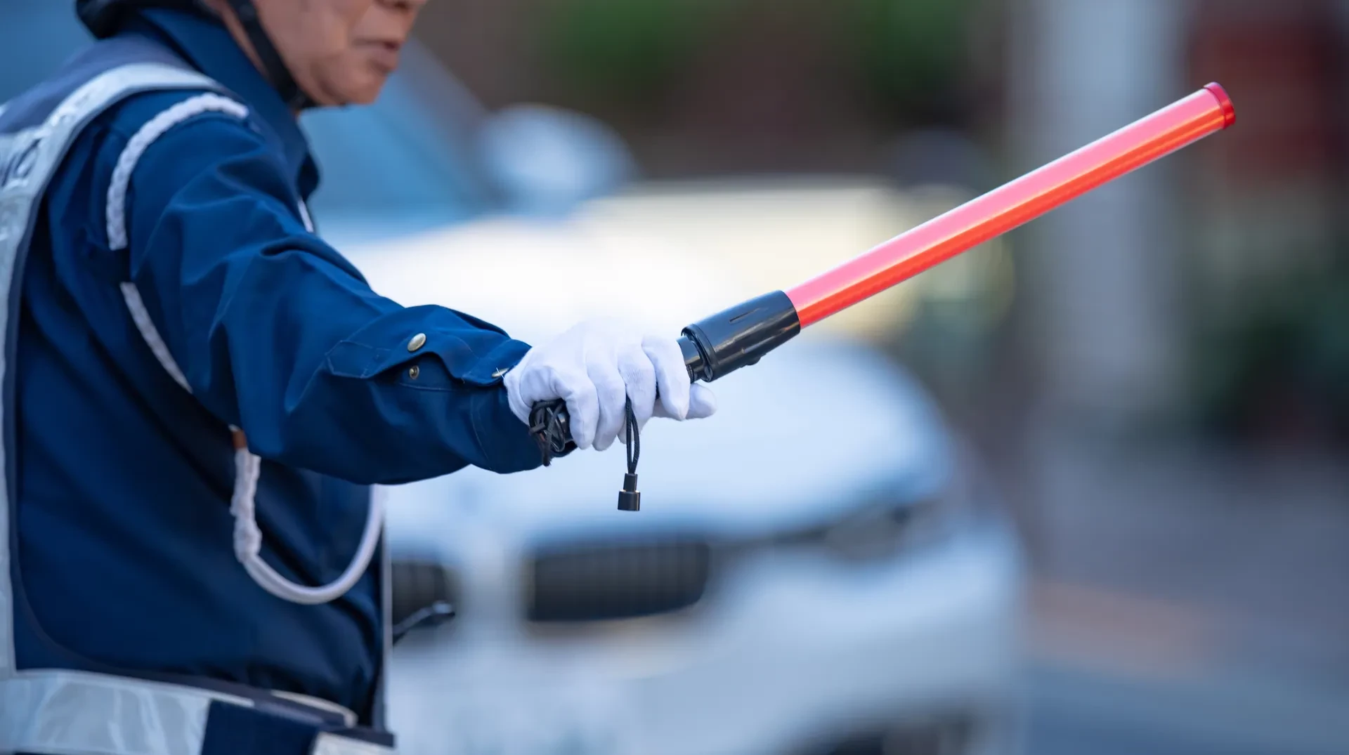 誘導棒を構える警備員の手元