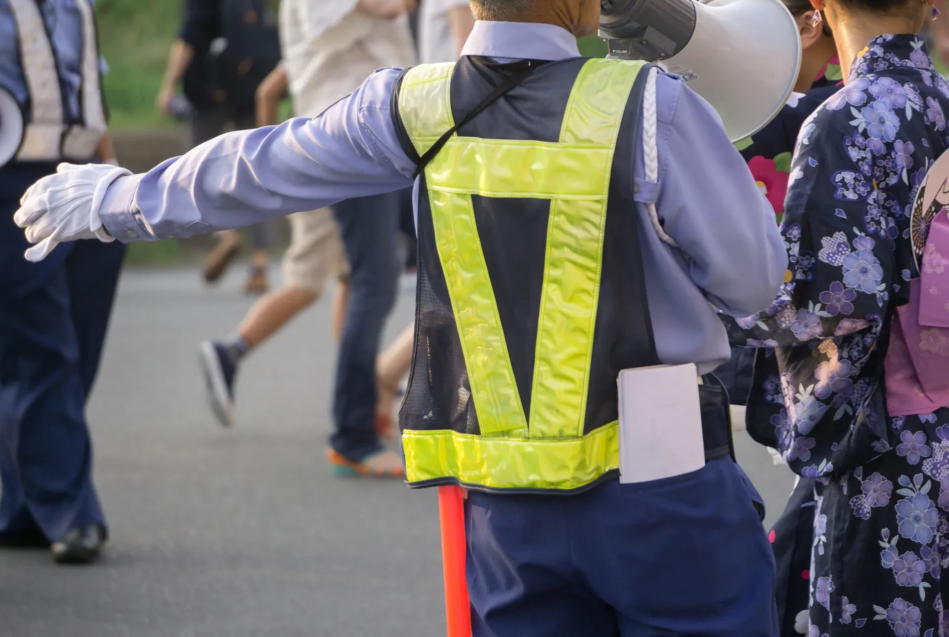 誘導する警備員の後ろ姿