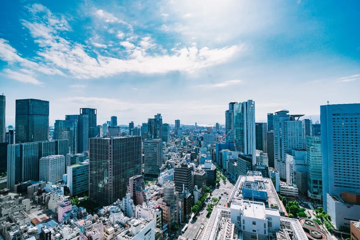 横浜・都市部のビル群を望む俯瞰の風景