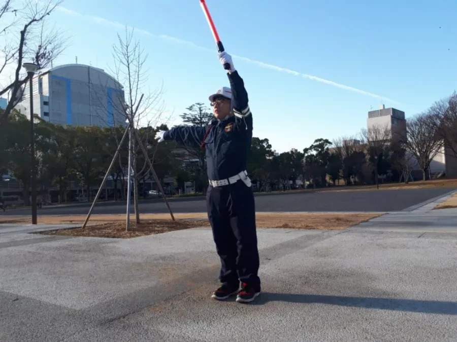 「待機車両あり」の手信号