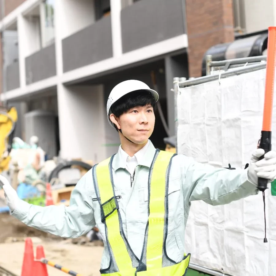 住宅建築現場で車両を誘導する隊員