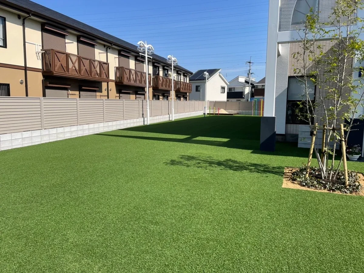 人工芝・植栽を施した緑地