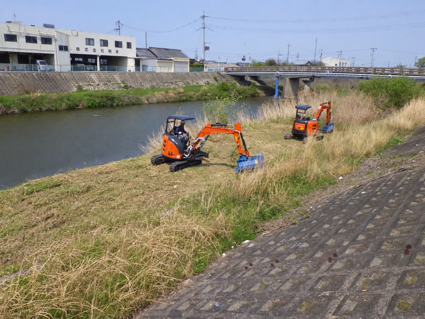 河川敷での除草・法面管理作業